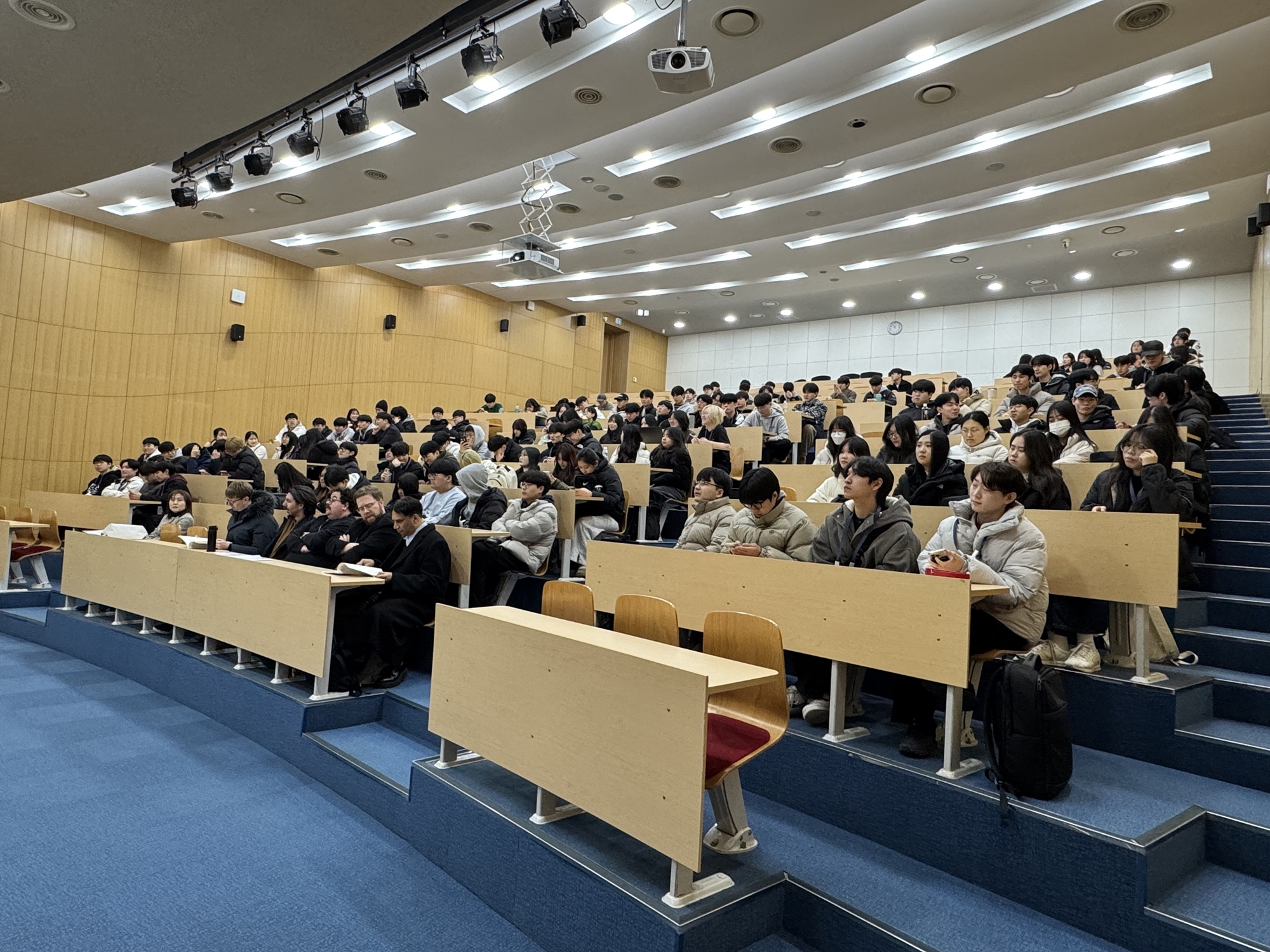 ‘2026년 신입생 영어캠프’ 오리엔테이션 안내를 참가자들이 주의 깊게 듣고 있다.