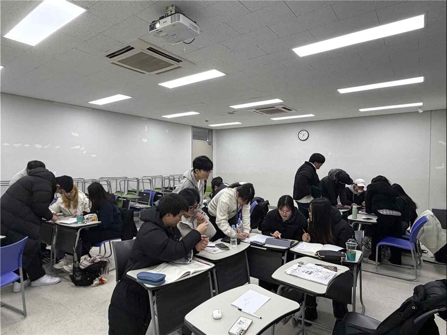 신입생들이 선배 TA들과 'TA Led Activity Sessions'를 진행하고 있다.
